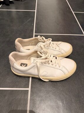 Veja Off-White Leather Low-Top Sneakers with Cream Sole